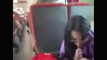 Se la chupo y cogemos en el bus