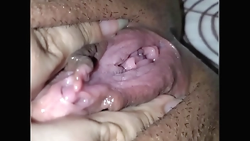 MI COÑO ESTA CREMOSO, MIRA MI INCREIBLE ORGASMO. (VIDEO VERTICAL 1080P.)