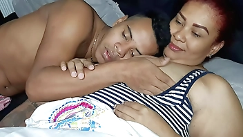 Le chupo las tetas a mi madrastra