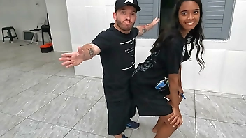 Jasmine seduz anão e leva para o abate