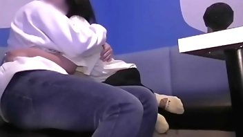 カラオケの中で遊んでる時にテニス部後輩に告ったテニス部キャプテン。お互いに好きってわかってハグしてたらチンコが膨らんできて後輩に「膨らんでるよ（汗）」と言われて僕は後輩に精子出したら収まると言ったら後輩が…。