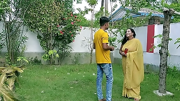 Indian Hot Bhabhi Sex with Unknown Young Boy! Plz Cum Inside