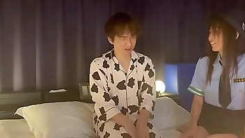 女性警官【無修正】男の子がデリヘルをラブホに呼んでいるのを補導していたら・・・アアん！！！