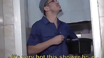 Mulher casada indo ajuda ao vizinho