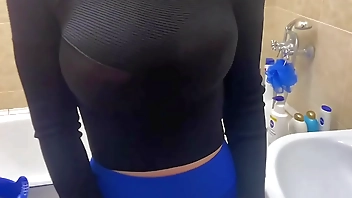 Трахаю папину молодую и сисястую жену в ванной. Кончаю ей на сиськи