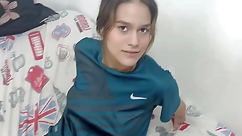 encuentro a mi hermanastra con mi ropa puesta y se la quito hasta terminar follandomela