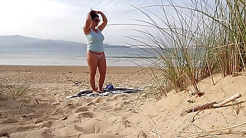 I filmed a curvy MILF changing clothes and doing Exercises on the Beach