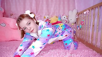 COZY ANAL: a babe in pajamas plays with her hole :3