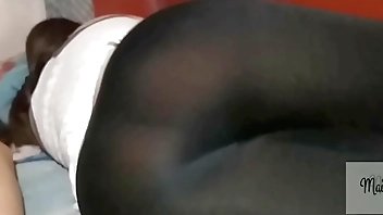 LA JEFA DE MI AMIGO EN UNA PIJAMADA ESTA RIQUISIMA EN LEGGINS