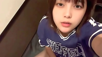 エロ本をみながらネットカフェでオナニーする人妻。旦那以外のちんぽ咥えて浮気してみたい…