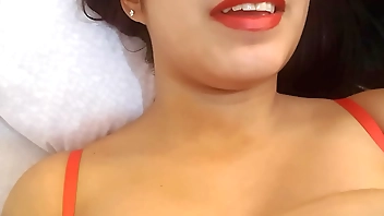 hijastra mexicana Miranda Salazar se queda en casa mientras todos salen a trabajar