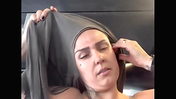 Fui treinar na academia não percebi que estava só de sutiã por baixo ! Os marombas passava e ficava olhando eu fiquei com muito tesão e toda molhada e minha calça branca molhadinha na buceta!