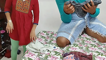 कोमल नहाने जा रही थी उसका छोटा देवर आकर उसकी चढ़ी सुंग रहा हूं