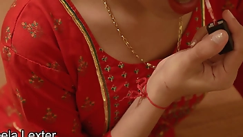 मेरे सौतेले भाई को एक पड़ोसी पसंद है और वह मुझे दरवाजे के बगल में चोदता है क्योंकि वह उसे चोदने के तरीके से बहकाना चाहता है