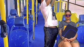 acochei a minha vizinha ninfeta vindo da escola dentro do ônibus público safada não conseguiu resistir e caiu d boca na minha rola ali mesmo( completo no sheer e red)