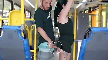 Velho escroto da encoxada e se masturba até gozar na morena dentro do ônibus