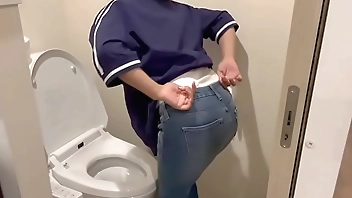 沢山ももかのおまんこみながらシコシコして沢山精子だして…。 ももかも沢山潮出すから…