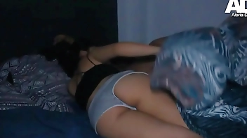 Madrastra comparte cama de hotel con su hijastro y termina con el coño lleno de leche