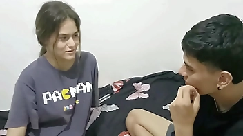 le quito la virginidad a mi pequeña hermanastra y me le vengo adentro de su coño