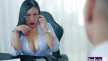 Me follo a mi secretaria Latina grandes tetas a cambio de un buen trabajo