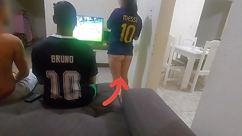 fiz sexo com amigo do meu marido por causa de uma aposta, fiquei com tesão e acabei fazendo DP com os dois