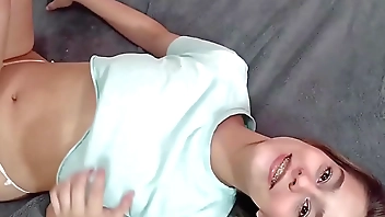 Mi hermanastra me seduce intentándome quedar como un gay y yo le demuestro que no lo soy.