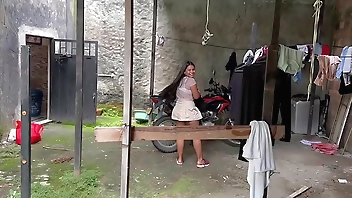 DIOS MIO publico estudiante se deja follar de su profesor cuando la pilla entrando la ropa por el patio trasero de su casa