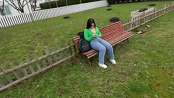 Me follo a una desconocida que encontré en el parque .