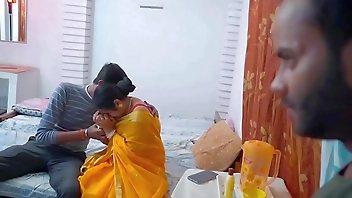 मासूम पत्नी असहाय पति के सामने चुदाई!