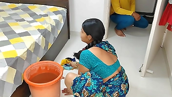 कोमल भाभी पोछा लगा रही थी देवर ने चुपके से आकर चौड़ाई