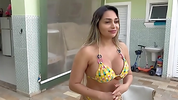 Patroa gostosa sem dinheiro pra pagar o mini piscineiro pagou com a bucetinha