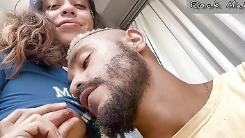 tirando leite de lindos seios em uma adoração na varanda sem se importar com os vizinhos olhando.