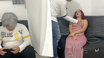 डॉक्टर ने 18 वर्षीय लड़की की उसके सौतेले पिता के बगल में जाँच की अध्याय 2