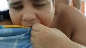 Mi madrastra pervertida me pide que me la folle mientras mi papá cornudo no está. Que rico culo tiene