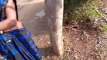 पहली बार दोस्त की पत्नी को पार्क घुमा के चोद दिया भाभी की चीख निकाल दिया