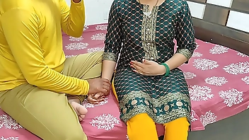 कोमल कुछ देर के लिए घर से बाहर निकल गई तो पति ने दूसरी औरत के साथ मज़े लूट रहे थे