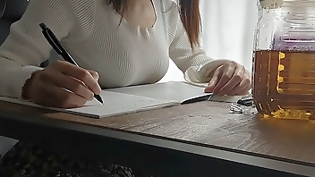 I tend to indulge in self-pleasure against my resolution. A cute perverted female college student who masturbates even though she should be studying.