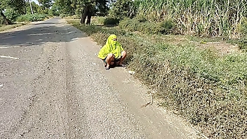 कोमल खुलेआम रोड पर मूत रही थी एक बन्दे ने घसीट ते हुए लेके गया जोर जोर से चोदा