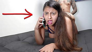 बेवफा कुतिया अपने पति से फोन पर बात करती है जबकि उसका प्रेमी उसकी गांड को जोर-जोर से चोदता है...