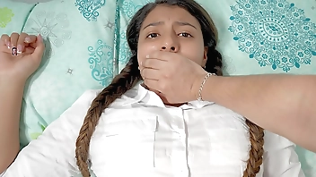 श्श्श्श चिल्लाओ मत! - सौतेला भाई अपनी सौतेली बहन को तब चोदता है जब वे घर पर अकेले होते हैं।