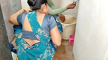 कोमल बोली पानी का नल खराब हो गई है देखो जरा इसे