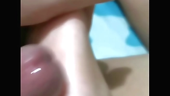 蹭妹子睡着偷玩玉足，脚穴包裹着肉棒喷出精液