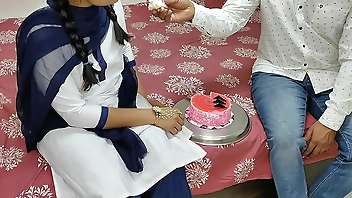 कोमल के बॉयफ्रेंड ने छुट्टियां सेलिब्रेट करते हुए केक कट कर रहे थे