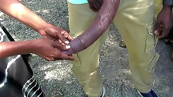 ¡Gran BBC! Gran Polla Negra Parpadea En Una Parada De Autobús Público