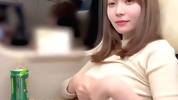 Muestra sus tetas en el tren