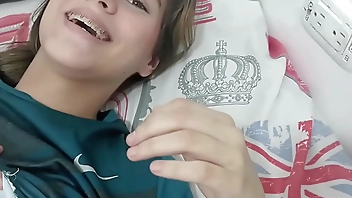 Desvisto a mi timida hermanastra para chuparle sus grandes pechos y echarle mi leche ahí. H.L.