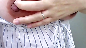 A married woman gets excited by outdoor masturbation and cums while squirting：The full video is→https://www.xvideos.red/channels/aika-frau