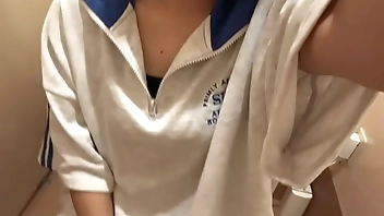 おか◯さんが家にいるから受験前のスト◯スでオナニーしたくなってスーパーのト◯レに行ってオナニーしてびしゃびしゃに濡れる女子◯生。