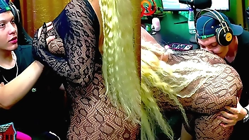 Ruan não aguentou e pegou gostoso nos peitos e no rabão delicioso da Andressa Sanchez - Podcast Pápum no Barraco! - Completo no Sheer RED