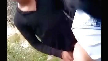 Anal en bosque público con una colegiala